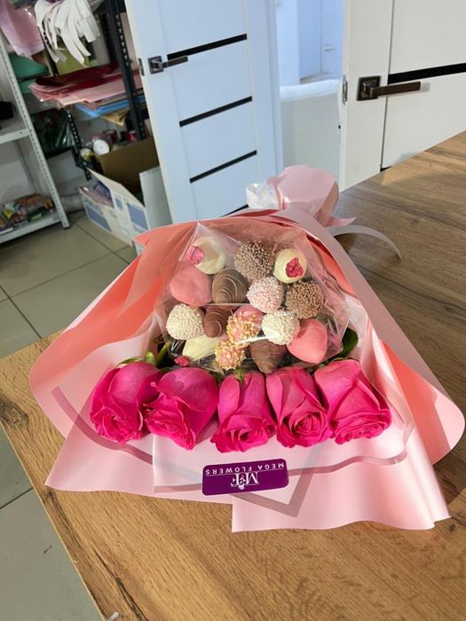 клубника в шоколаде с розами