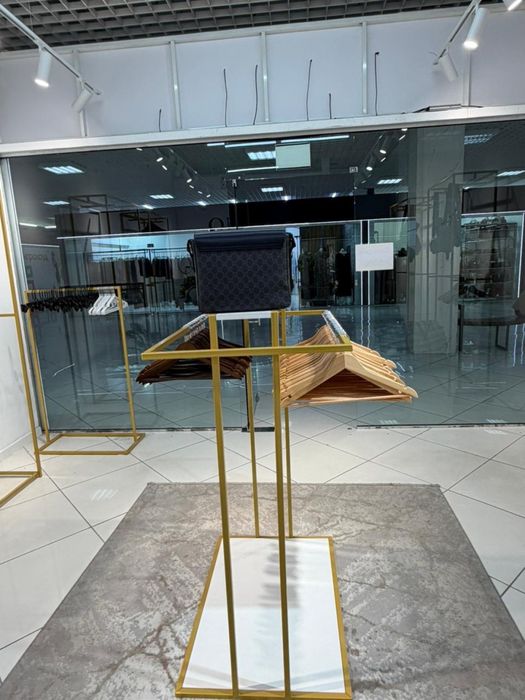 Стеллажи для магазина одежды