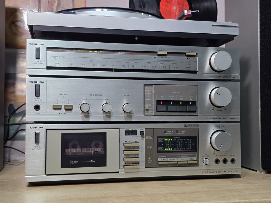 Linie audio TOSHIBA , amplificator , tuner ,pickup ,boxe, retro hifi