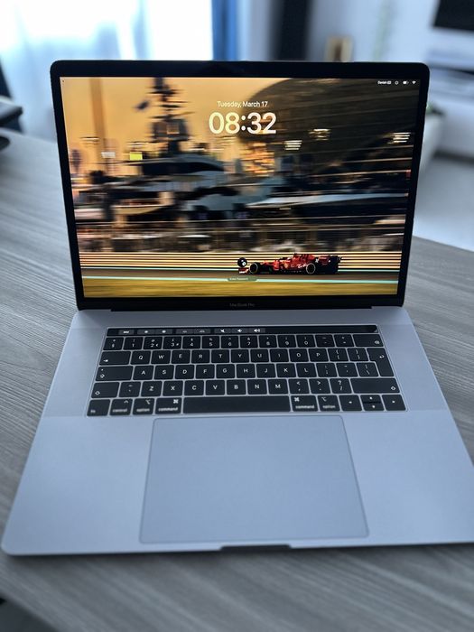 MacBook Pro 15-inch 2018, i7 6-Core, 16GB RAM, 512GB SSD