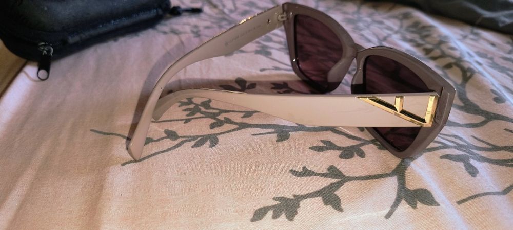 Слънчеви очила цвят пепел от рози