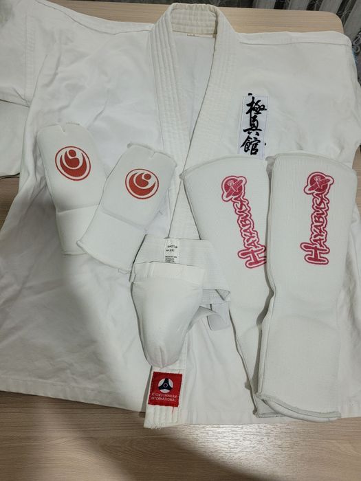 Продаю кимоно,шлем,накладки.