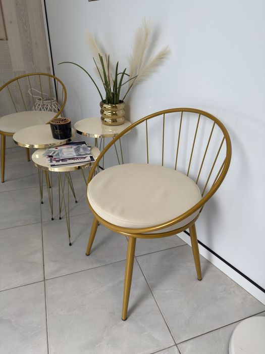 Комплект метални златни столове с масичка