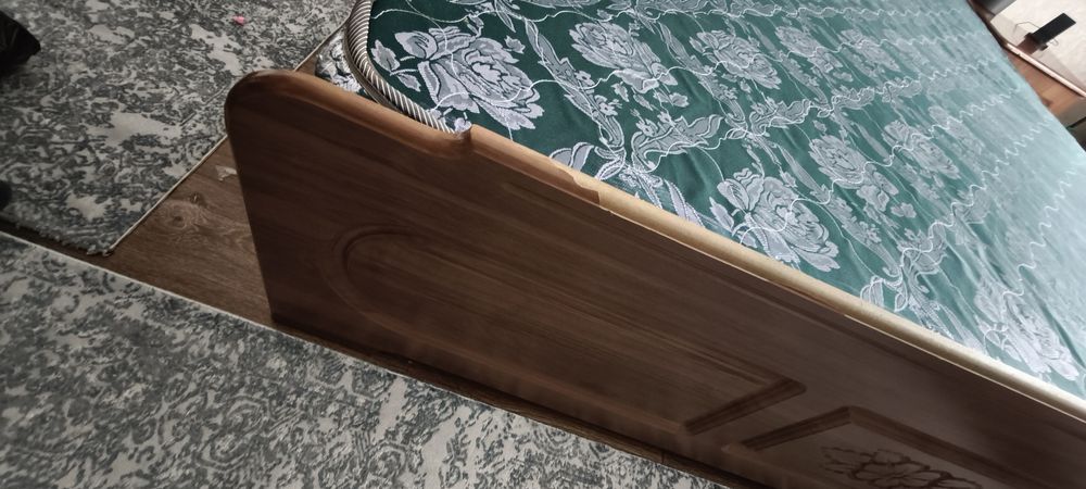 Кроват с тумбами.