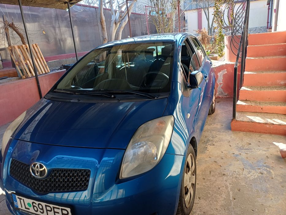 Vând toyota yaris