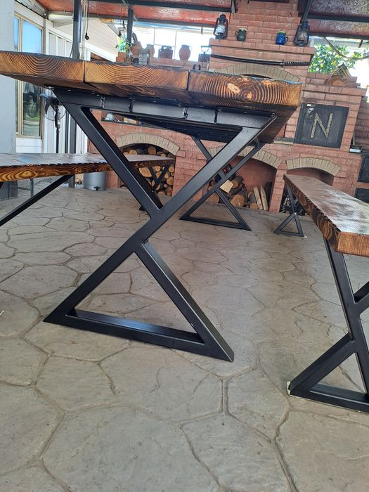 Masa cu bănci din fier și lemn.