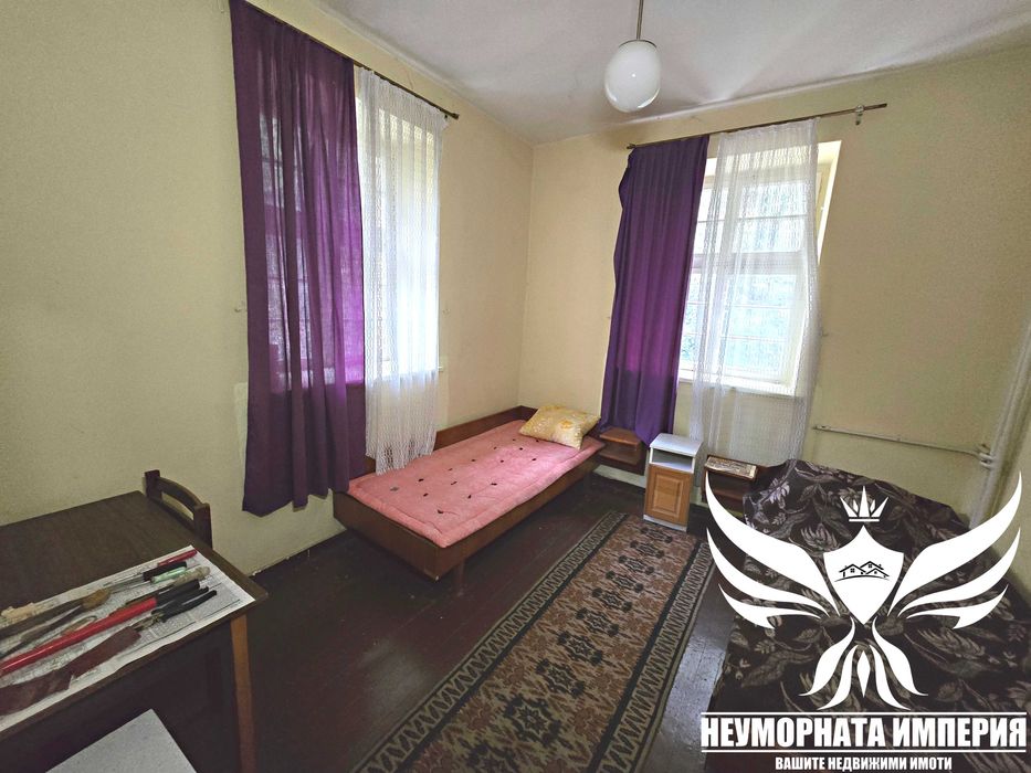 Продавам триетажен хотел с РЗП 870кв и парцел 830кв. в Нареченски Бани