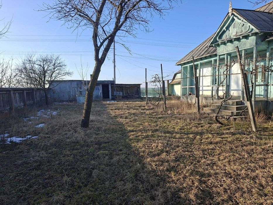 Vând teren 3.850 m2 cu casă batraneasca in com.Raucesti