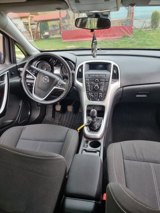 Vând Opel asta j 1.7 cdti 2010