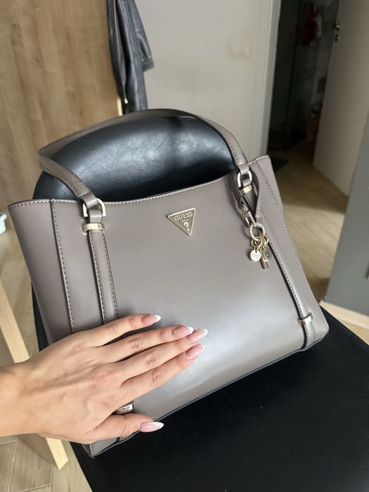 GUESS - дамска чанта; чисто нова