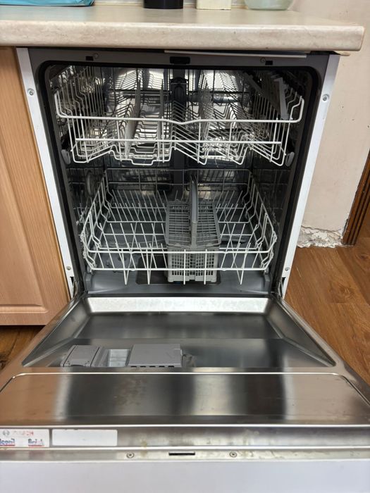 Продам кухню вместе с техникой срочно