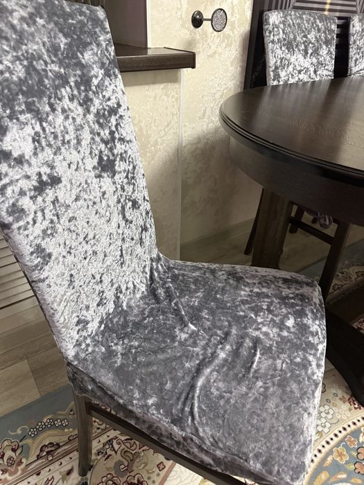 Продается гостинный стол со стульями