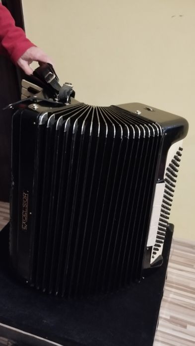 Италиански акордеон 120 баса