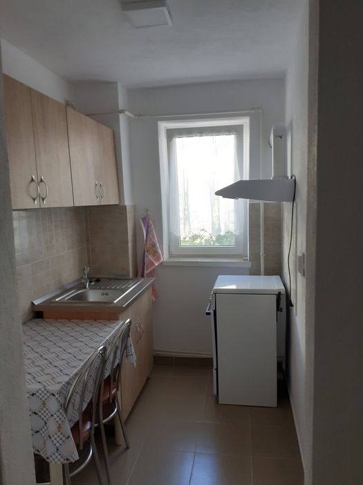 Închiriez apartament cu 2 camere