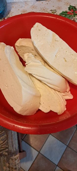 Vând brânză de capră