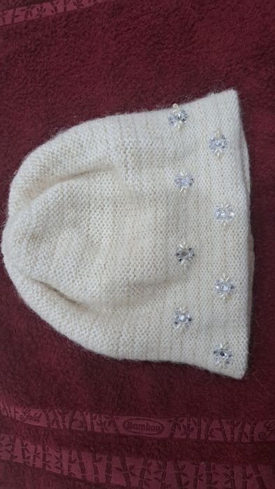 Шапка фабричная ,не дорого.состав 60 % шерсть.теплая.