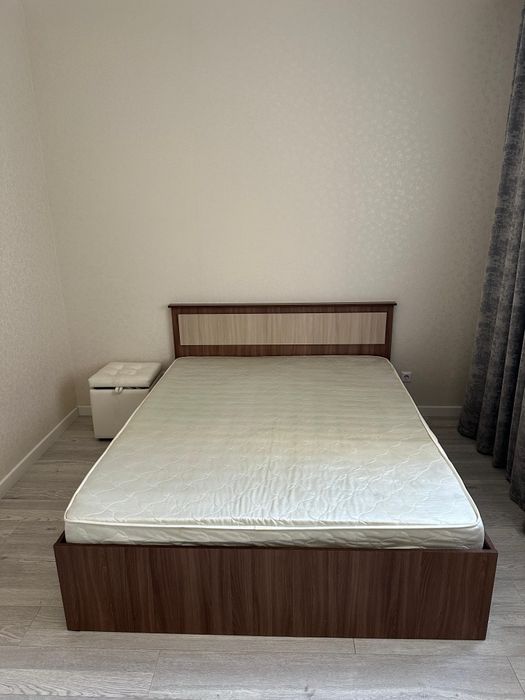 Продам двухспальную кровать с матрасом