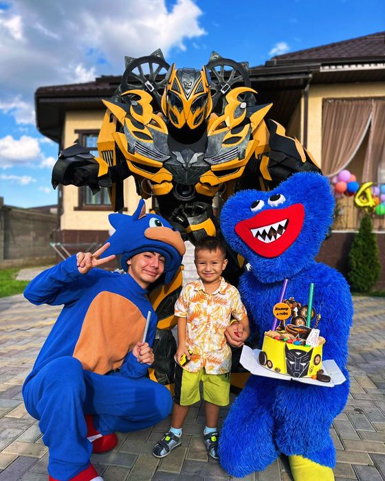 Аниматоры Алматы Роботы трансформеры Оптимус прайм и Бамблби