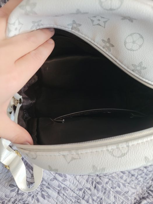 Белый рюкзак,  портфель  в идеальном состоянии