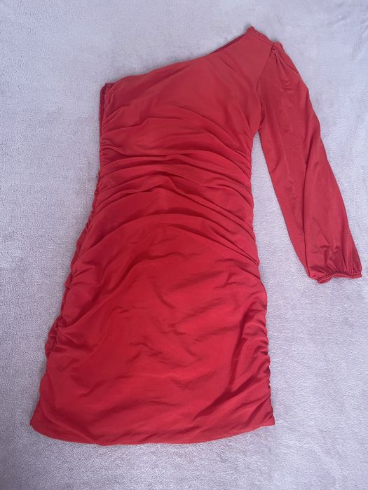 Червена къса рокля