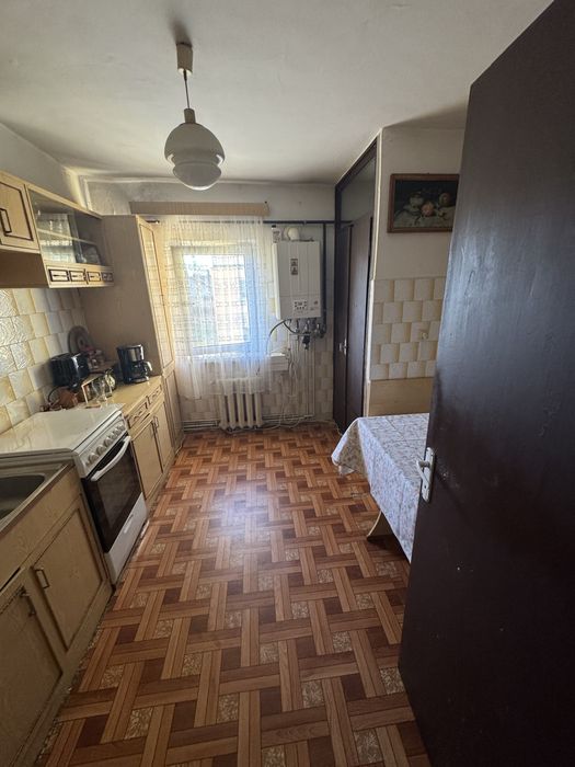 Apartament 3 camere decomandat; etaj 1; 83 mp; zona Strand