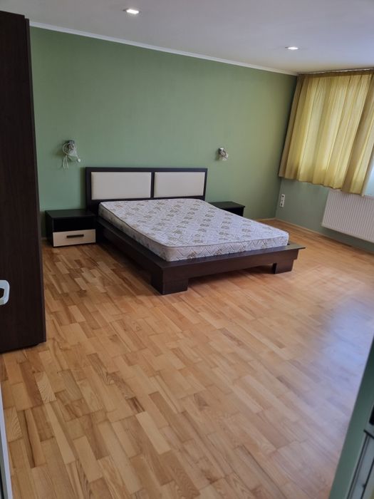 De închiriat apartament deosebit ultracentral, 3 camere, 2 băi, utilat