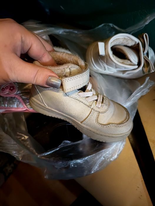 Отдам за вкусняшку ботинки сапоги