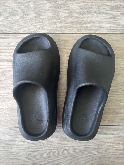 Yeezy slides.