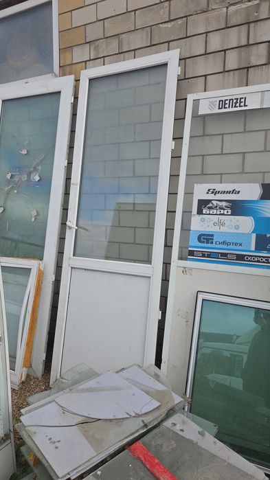 Продам пластиковые двери б/у