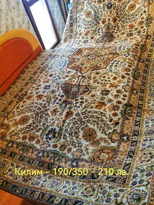 Стари килими, пътеки и картини