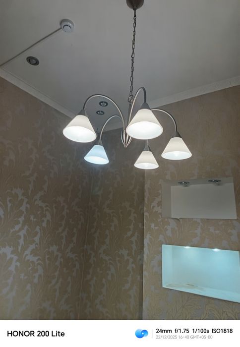 Продаются люстры