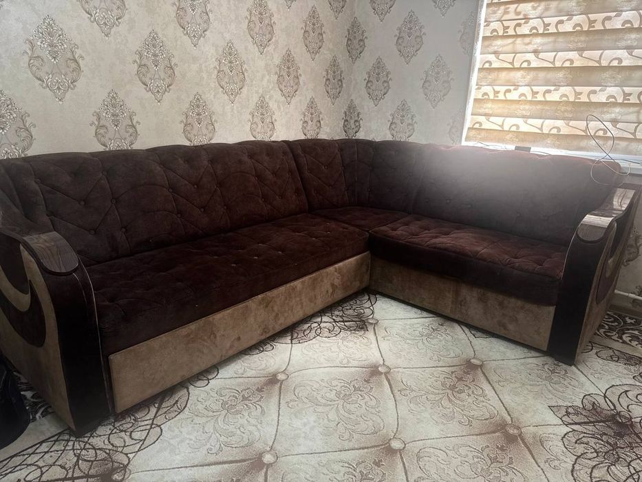 Katta divan, 2 etaj kravat, dars qilish uchun parta, va kiyim javoni