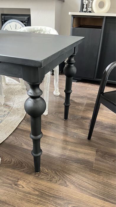 Стильный деревянный стол