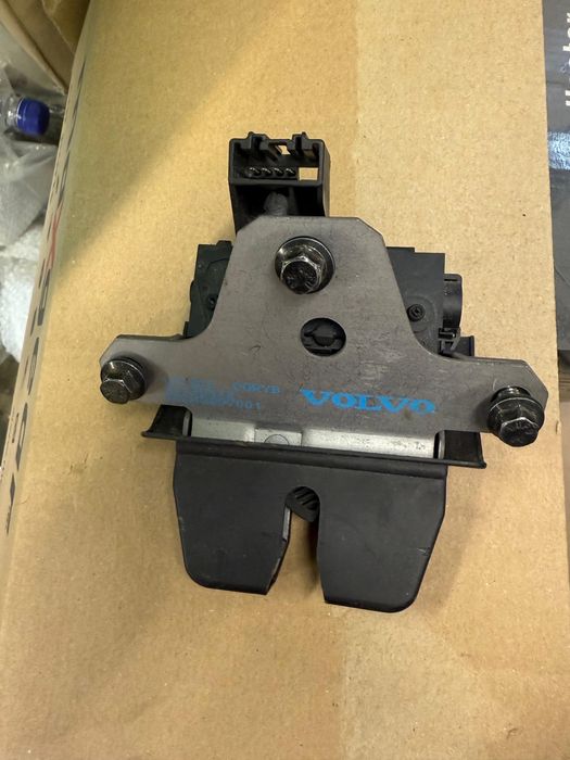 Incuietoare Portbagaj originala Volvo S40 V50 2004-2012