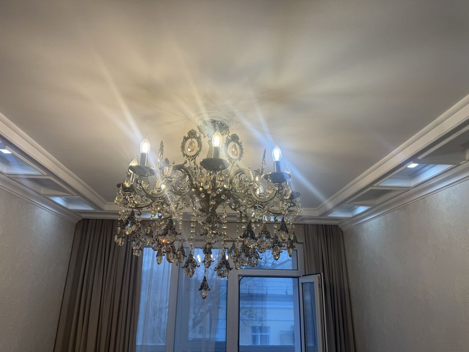 Продам шикарную люстру