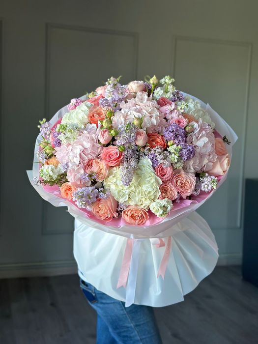 Розы, кустовые розы, пионы.