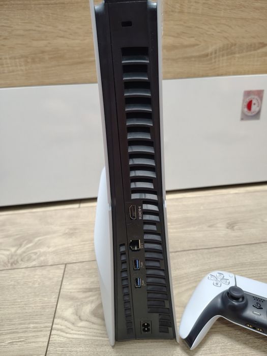 Продавам ps5 в отлично състояние с 10 игри