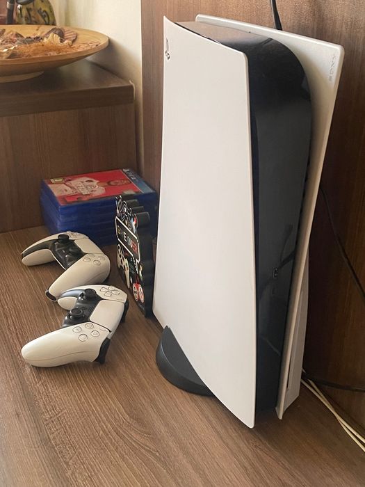 Vând PS5 cu doua manete si jocul fifa25 instalat,predau doar in persoana!