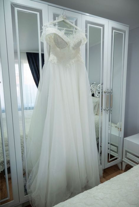 Продавам булченска рокля - снежно бяла с пера.