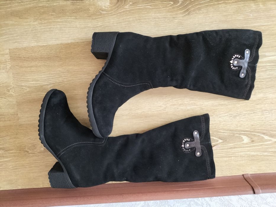 Продам замшевые сапоги