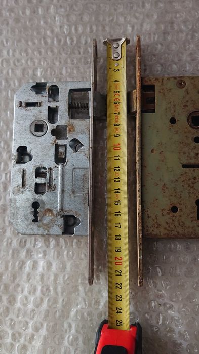 Стари брави.Двете са здрави.Другите две за части.