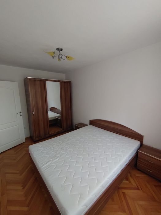 Apartament cu trei camere de închiriat
