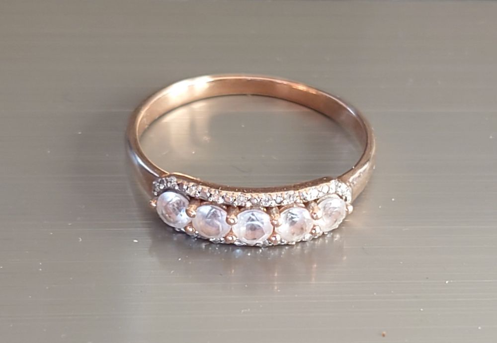 Inel modern din aur cu diamante și morganit