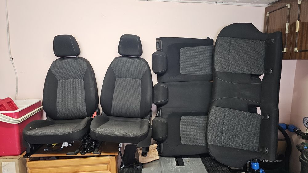 Интериорни части инсигния Б