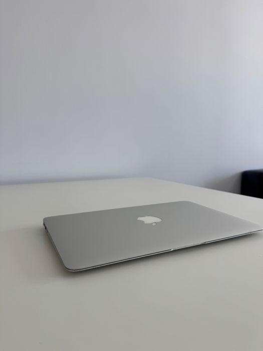 MacBook Air 11 inch / Mid 2012 i5 / 4GB RAM / 128GB SSD