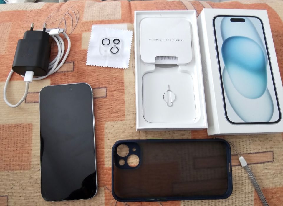 iPhone 15  culoarea blue light