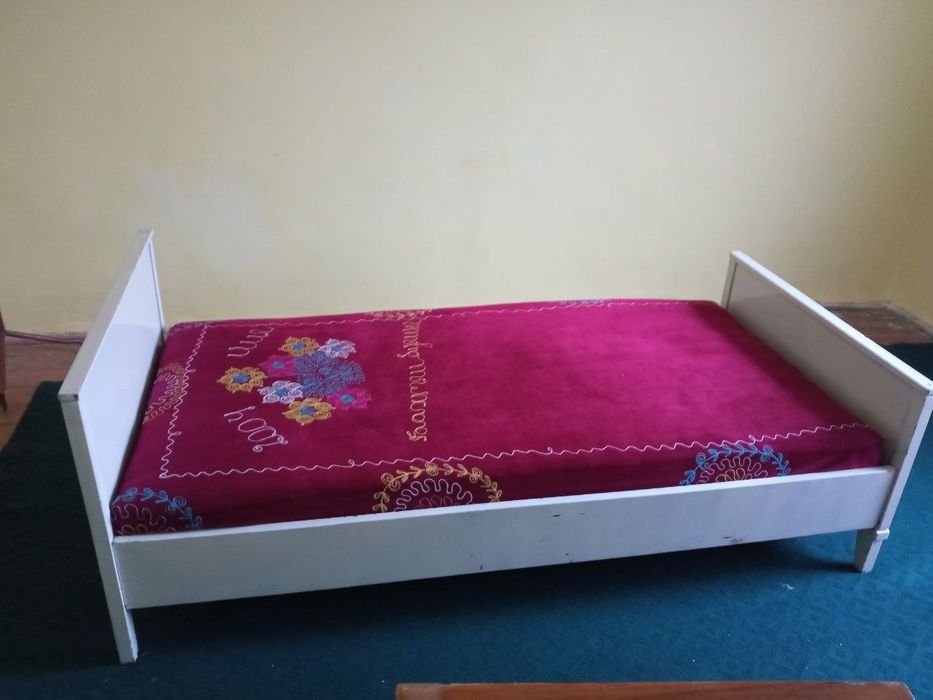 Rosiskiy divan sotiladi