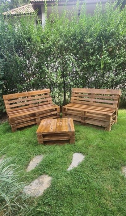 Пейки от палети боядисани и изшкурени