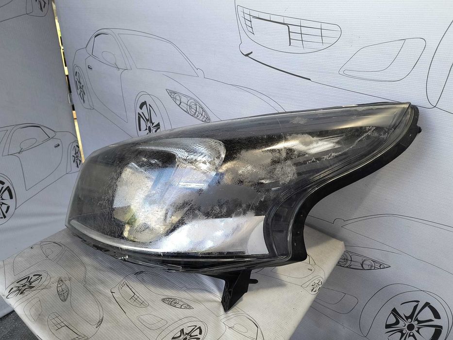 Far Stânga Halogen cu Lumini de Zi LED Opel Vivaro B / Renault Trafic 3 / Cod OEM 260607359R (4F2)
