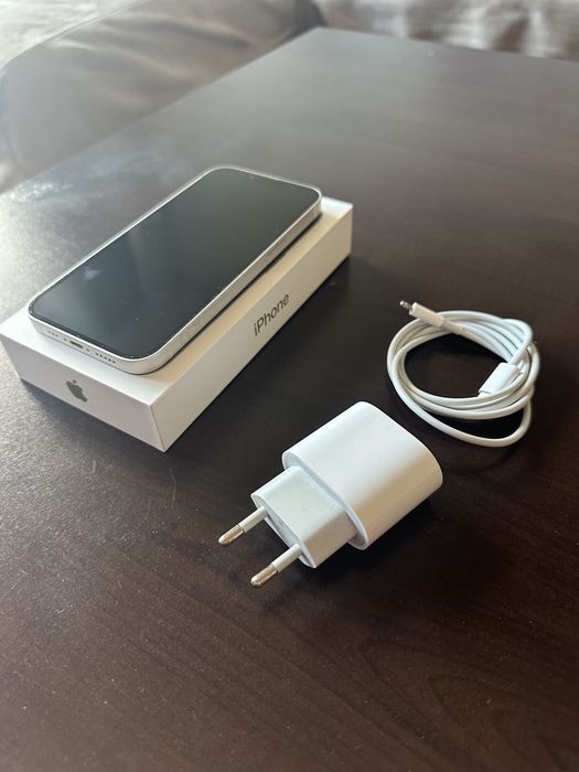Iphone 13 + зарядно и кабел